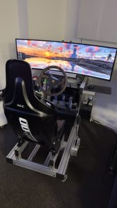 Simulator mit Direct Drive Lenkrad und Loadcell Pedale